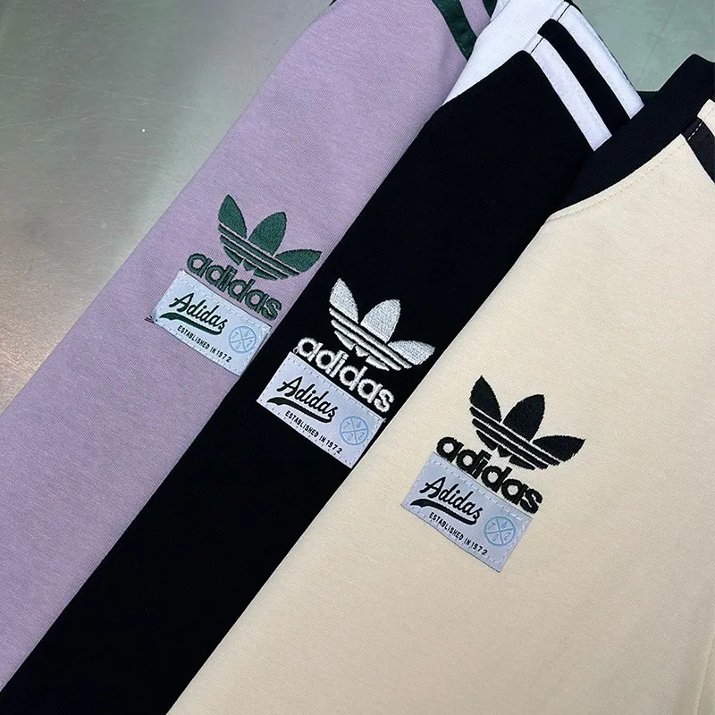 Adidas Adidas clover round neck drawstring short sleeves! On sale simultaneously at counters! Currently, it is the number one selling item! The iconic trefoil embroidery on the chest is full and three-dimensional, and the small logo print is very unique. It is stitched all around and the details are in place. The light Purple fabric is linen and cotton compact plain weave. This kind of fabric is relatively stiff and stylish after the upper body, very textured and more breathable. The collar and cuffs are all spliced ​​with Retro ink Green threads, which perfectly fit with the Green three stripes that run through the sleeves and shoulders. It is sports and leisure, and the quality is worthy of recognition! This source product, hurry up and get it. Style number: A 222# Color: Black, Apricot, Purple, Size: S-2XL
